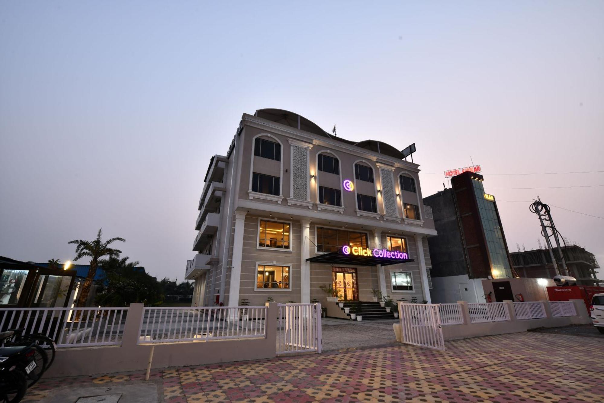 Click Collection Grand Gateway Varanasi Bagian luar foto