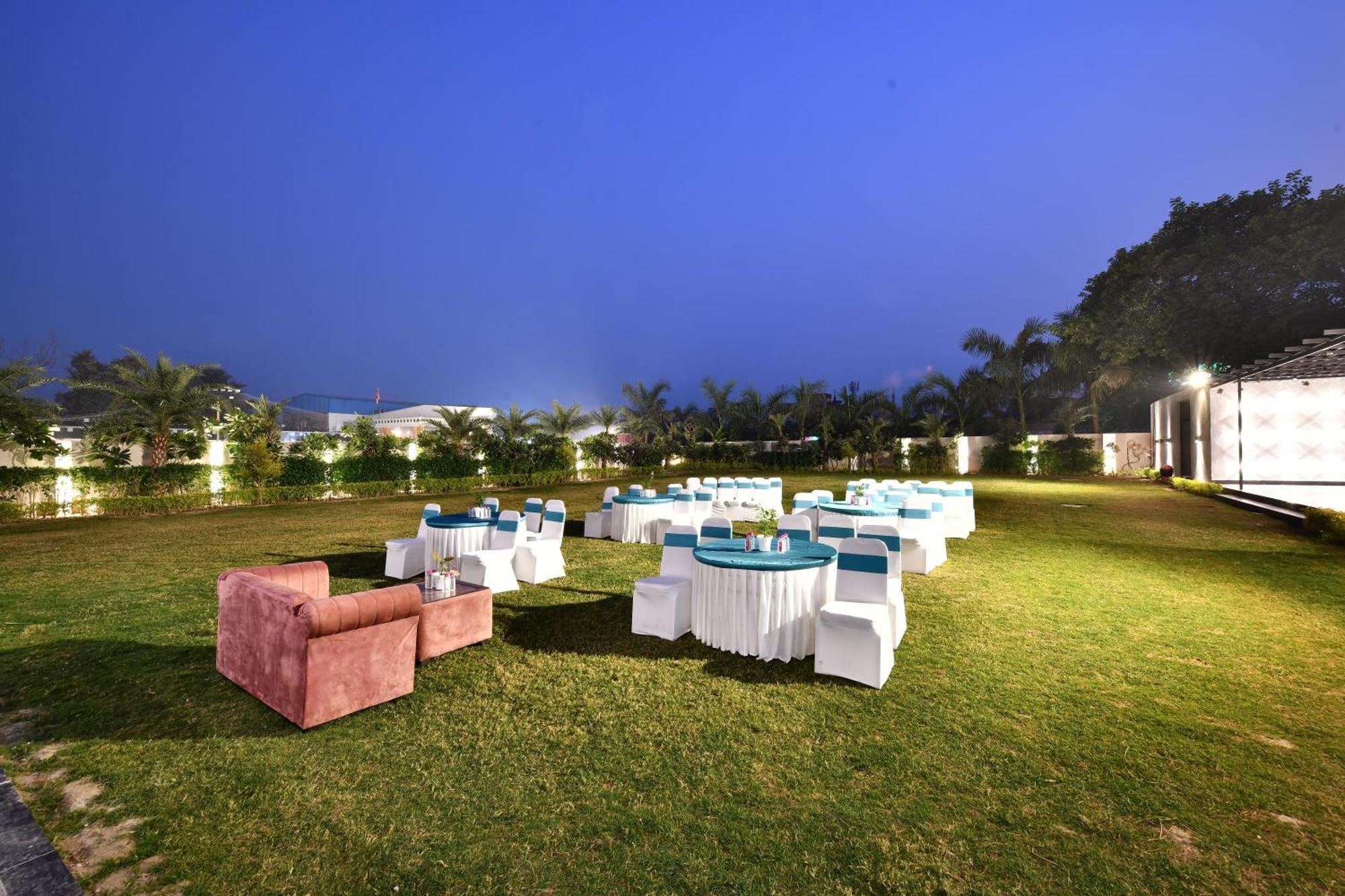 Click Collection Grand Gateway Varanasi Bagian luar foto