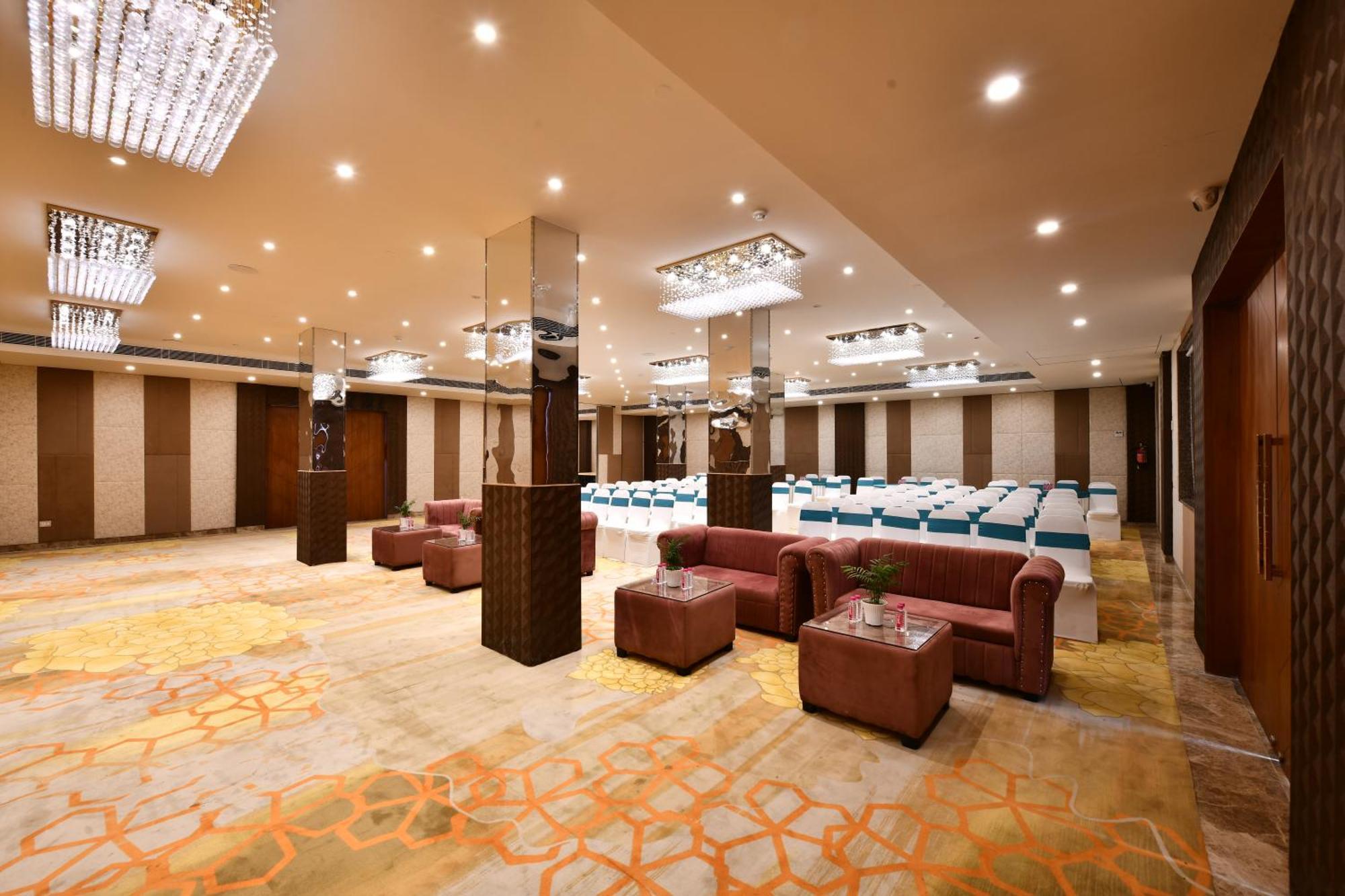 Click Collection Grand Gateway Varanasi Bagian luar foto