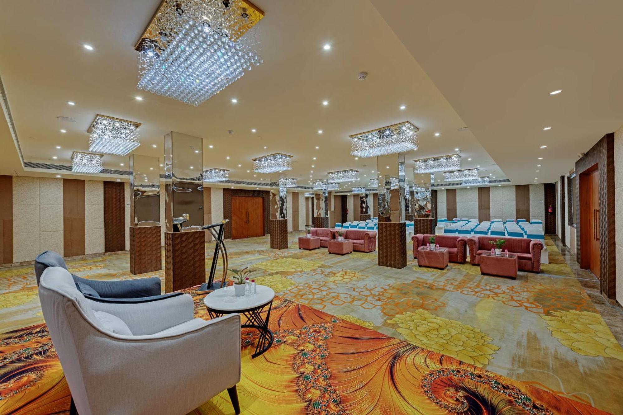 Click Collection Grand Gateway Varanasi Bagian luar foto