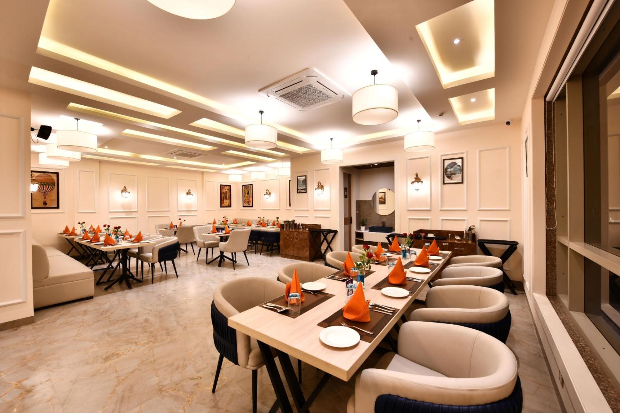 Click Collection Grand Gateway Varanasi Bagian luar foto